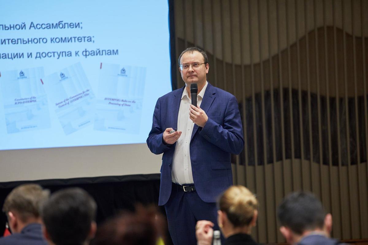 Алексей Михалевич выступает с докладом